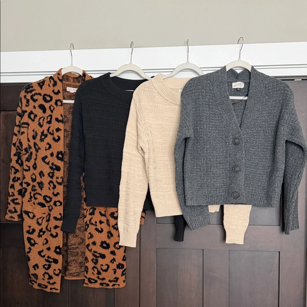 Universal Thread and Knox Rose Sweater Bundle of 4 total size XS